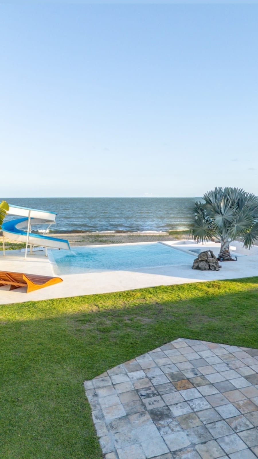 Piscina de borda infinita de frente para o mar de Serrambi