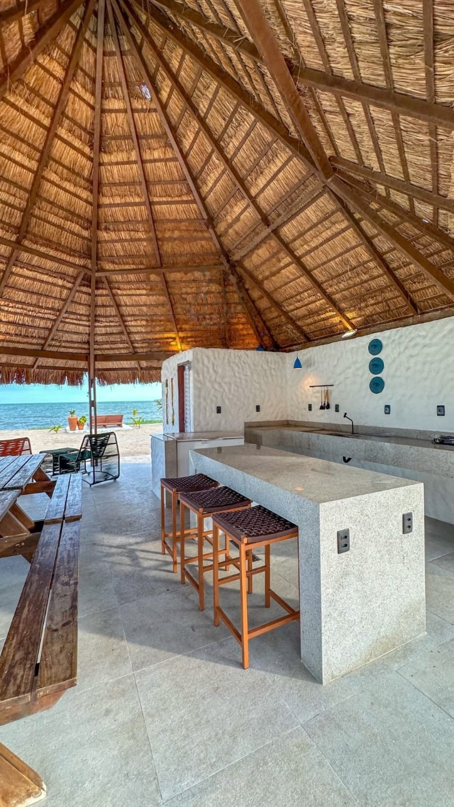 Quiosque gourmet de palha na beira da praia